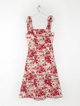 French Vacation – Rotes Kleid mit Blumen- und Blattdruck, breitkrempiger Spitze und Bindeträgern